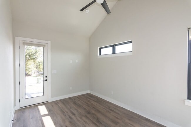 Building Photo - 2802 Lawrence Dr