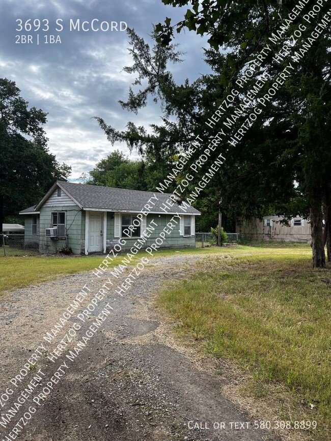 Building Photo - Country Living Close to Town