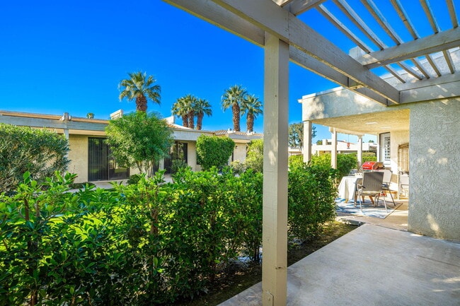 Building Photo - 255 Vía Rengo