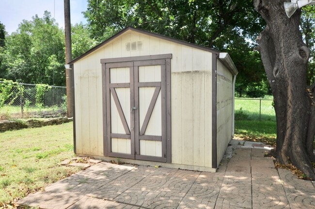 Building Photo - FOR LEASE! Nice Remodeled - 3 BR – 2 BA – ...