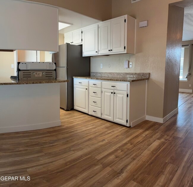 Building Photo - 5527 Carousel Dr