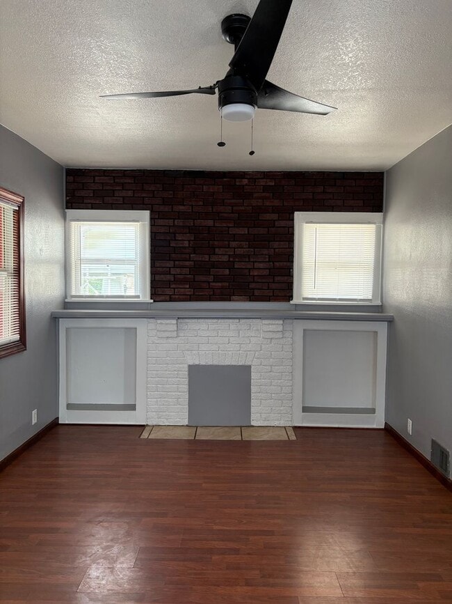 Building Photo - Beautiful 4 bedrooms and 2 bathrooms!