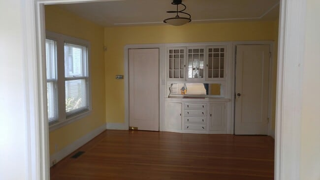 Building Photo - 28 Moss Ave