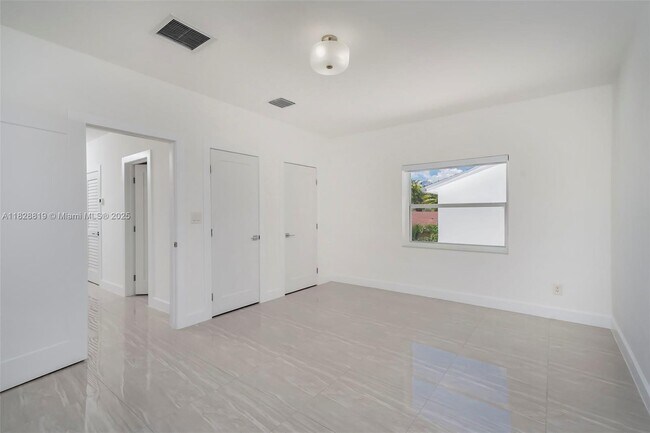 Building Photo - 590 SW 23rd Ave