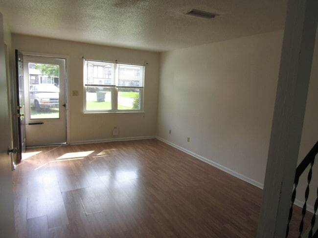 Building Photo - Charming 2 bed, 1.5 bath