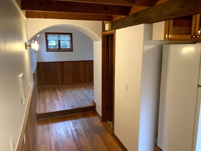 Building Photo - 1 Bedroom House in the Whit