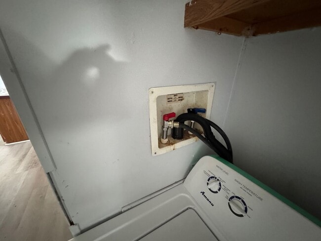 Building Photo - 328 Pine Tree Dr