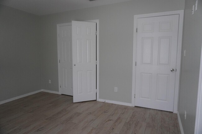 Building Photo - 2802 W Primrose Ave