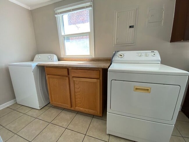 Building Photo - Germantown / Salemtown House for Rent!  2 Beds w/ extra rooms  + 2 full baths!