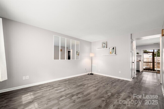 Building Photo - 1422 Delane Ave