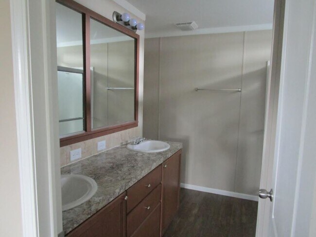 Building Photo - 107 Spruce Ln