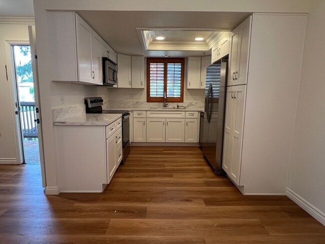 Building Photo - Private End Unit with New Kitchen