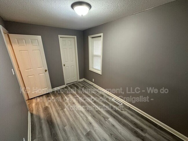 Building Photo - 1110 W 41st Terrace