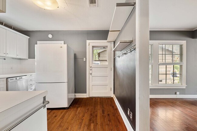 Building Photo - Charming Bryker Woods Retreat