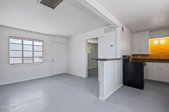 Building Photo - 1102 S Stratton Ln