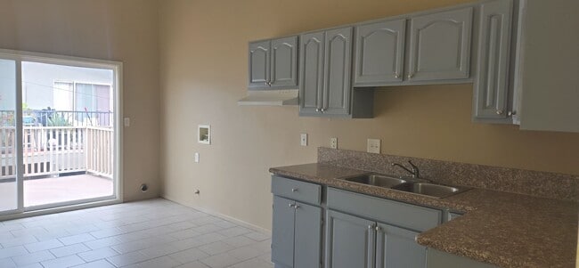 Building Photo - 821 N Vineyard Ave