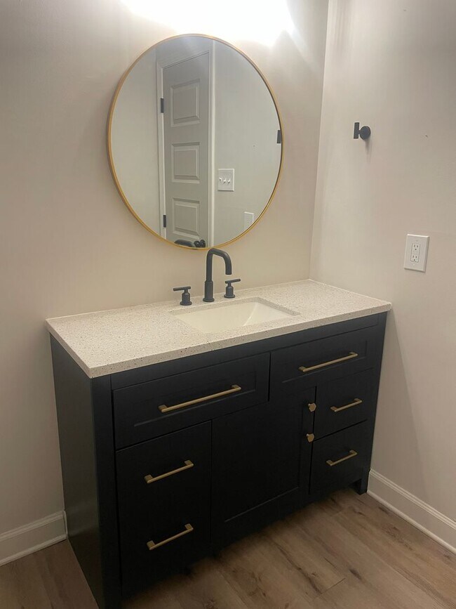 Building Photo - Knoxville 37918 - 2 bedroom, 2.5 bath Townhome - Contact Lisa Vineyard & Shannon Russell (865) 21...