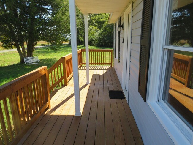 Building Photo - 3 Bedroom 2 Bath Home