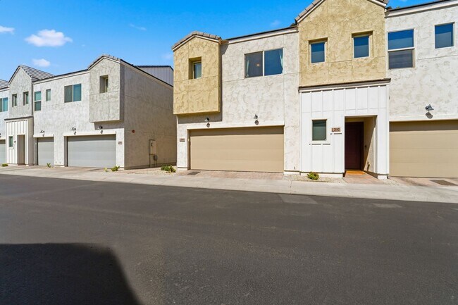 Building Photo - Stylish 2-bedroom, 2.5 bathroom townhouse in a desirable Phoenix location!