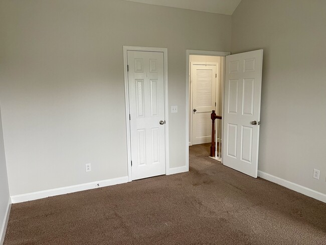 Building Photo - 1047 McKenna Dr