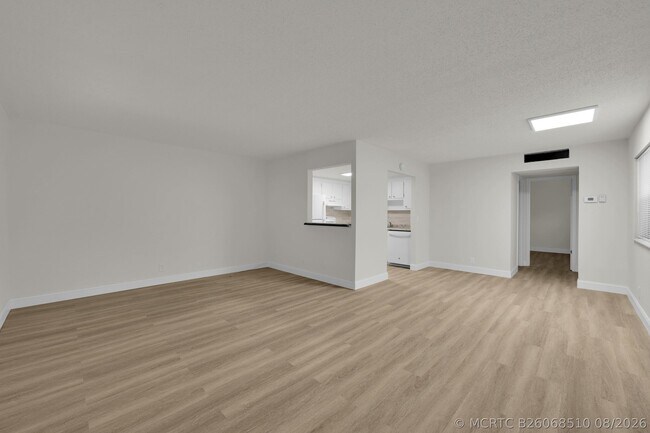 Building Photo - 146 Saxony D