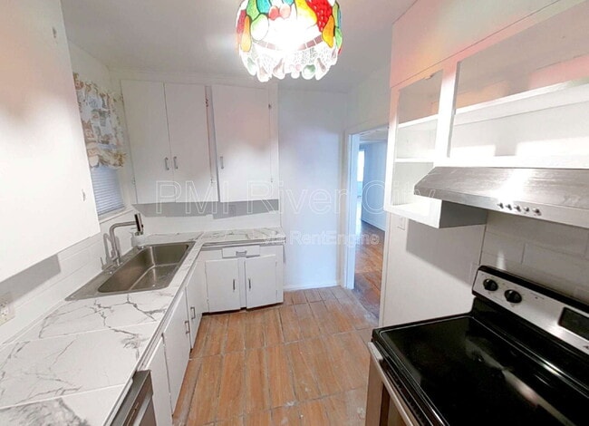 Building Photo - 433 W 70th St