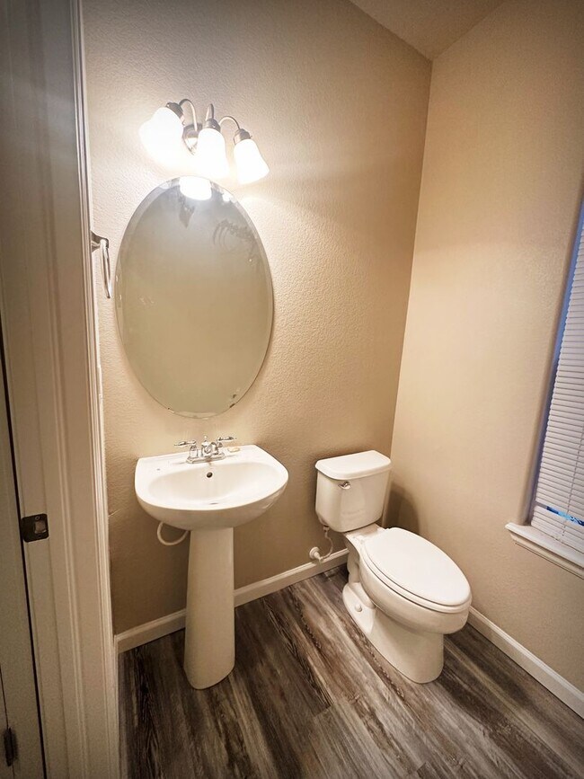 Building Photo - Monument remodeled townhome