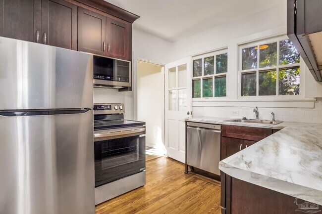 Building Photo - 1515 E Lakeview Ave