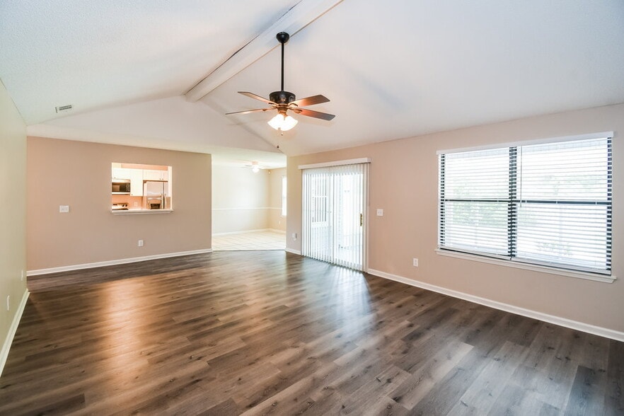 Building Photo - 3303 Hampstead Dr