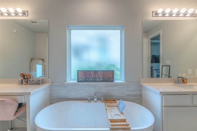 Building Photo - 15006 La Strada Dr