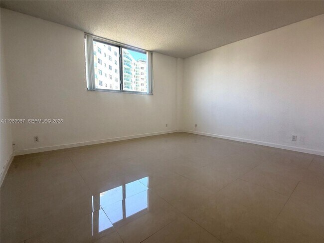 Building Photo - 4001 S Ocean Dr