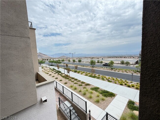 Building Photo - 1741 N Desert Foothills Dr