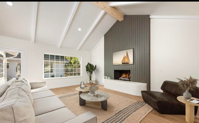 Building Photo - Beautifully Updated Single Story Custom Ho...