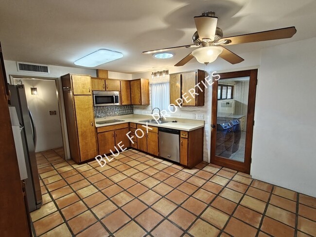 Building Photo - 2781 W Calle Carapan