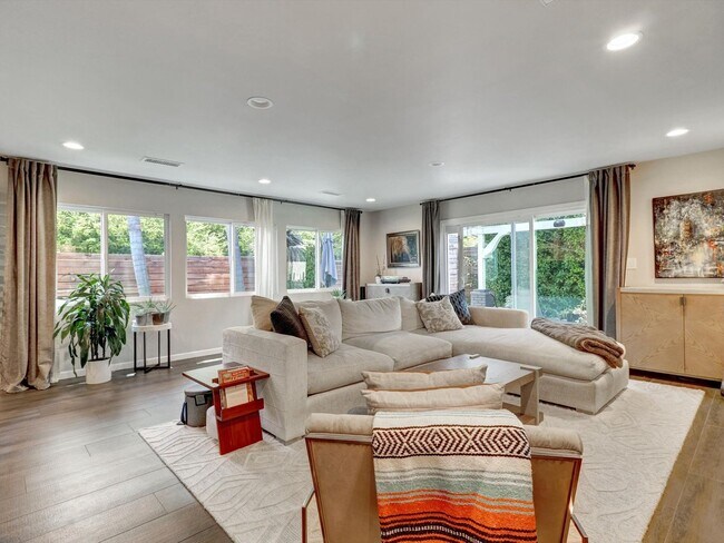 Building Photo - 5437 Coolidge Ave