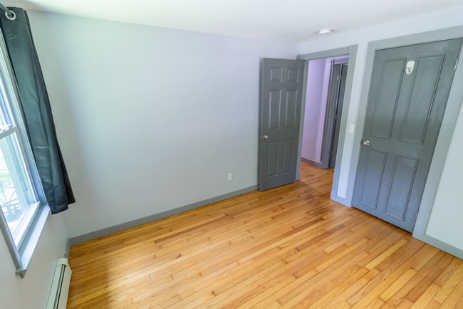 Building Photo - 2 Bedroom Ranch with Solar Panels, great e...