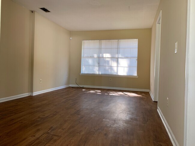 Building Photo - 814 Robin Hood Trail