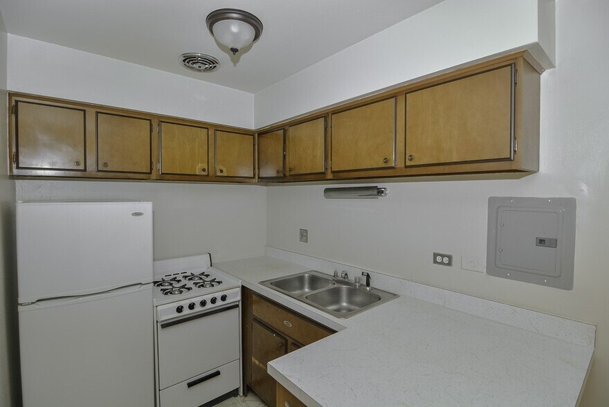 Building Photo - 663 W Wrightwood