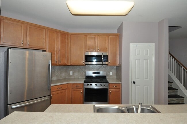Building Photo - All appliances included! Gated lock and leave condo community in North Austin