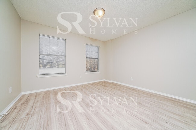 Building Photo - Prepare to be impressed by this 3 bedroom, 2.5 bathroom home