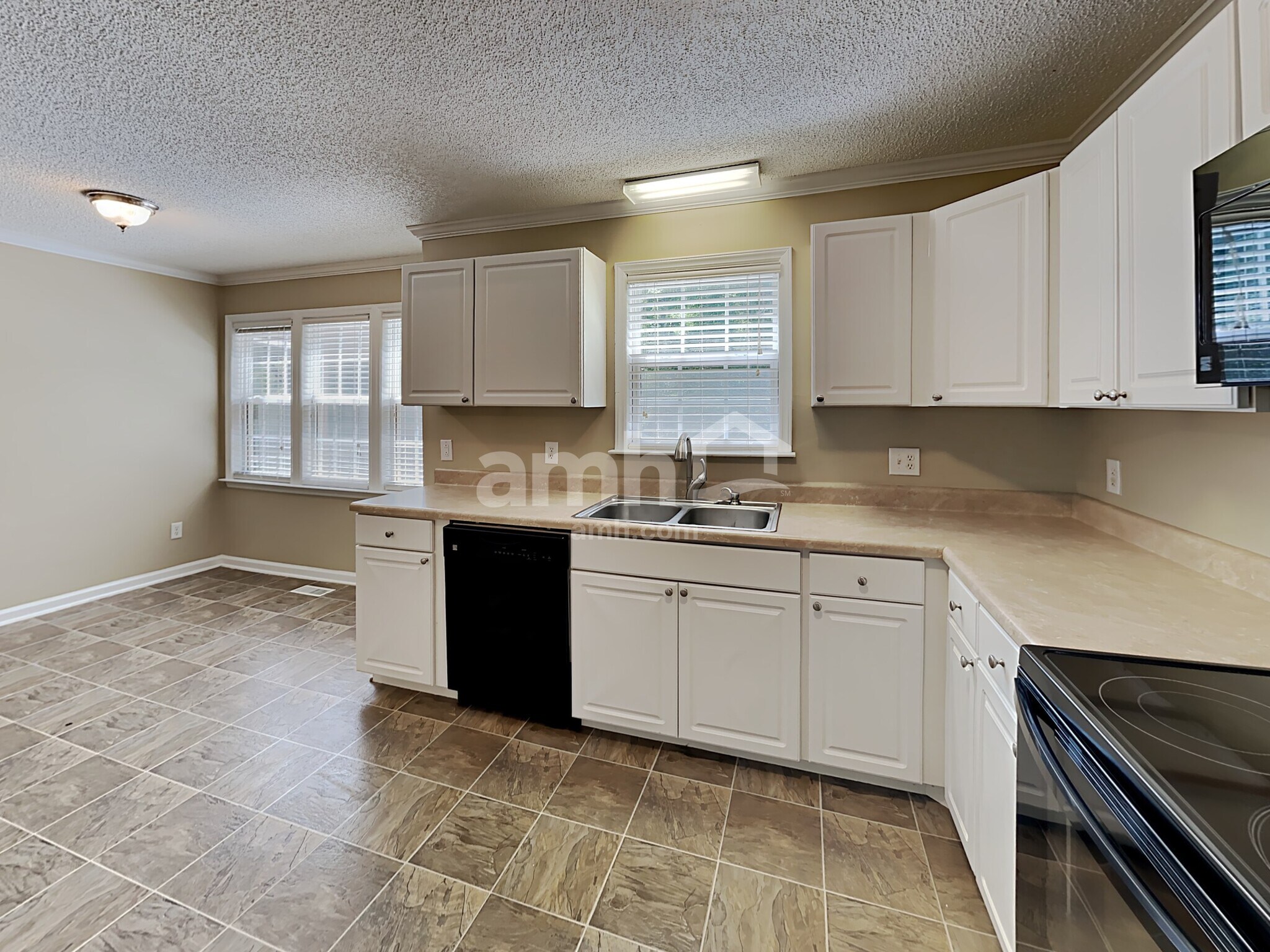 Building Photo - 1609 Middle Ridge Dr