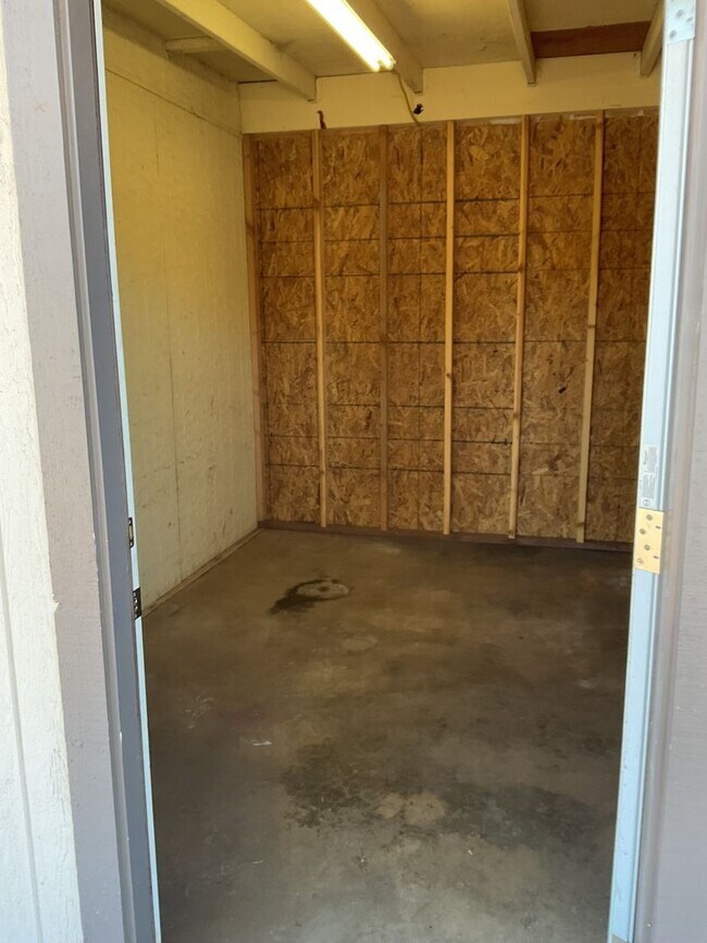 Building Photo - 5519 Paloma Ave