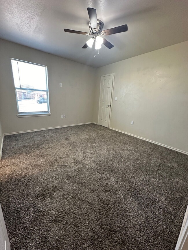Building Photo - Duplex with easy access to the loop