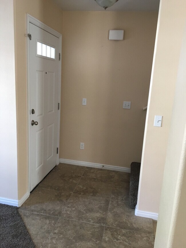 Building Photo - Nice Home in Quiet Community