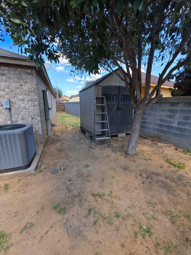 Building Photo - 613 Cuervo Dr