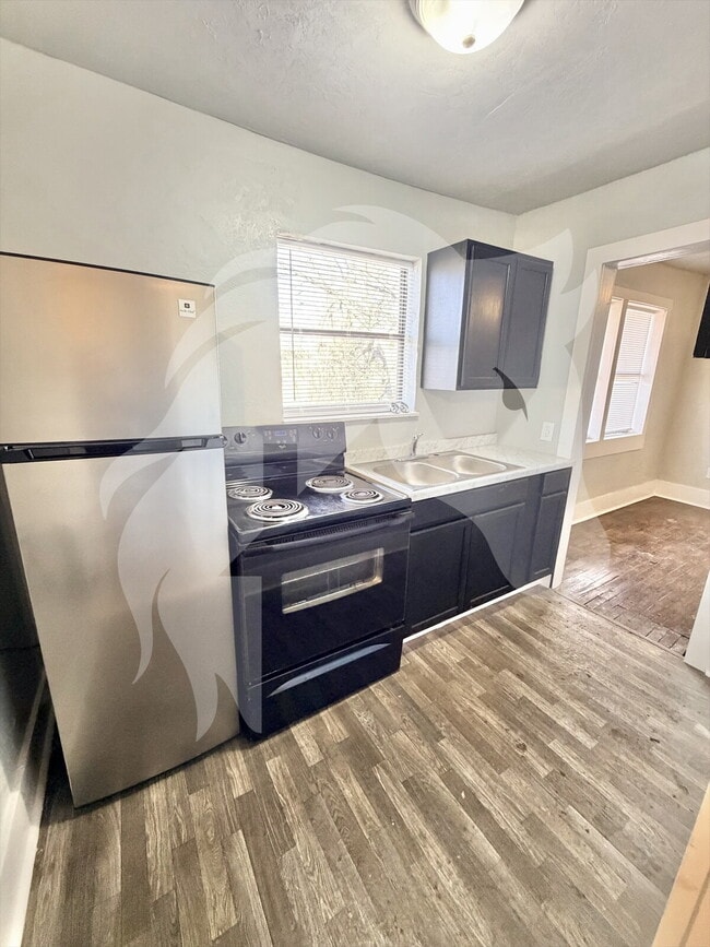 Building Photo - 334 S Pine St