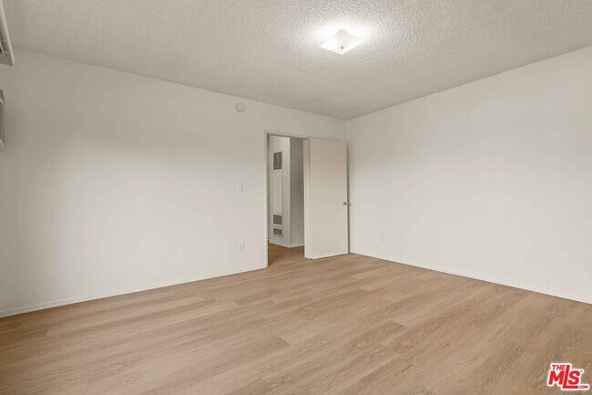 Building Photo - 15540 Moorpark St