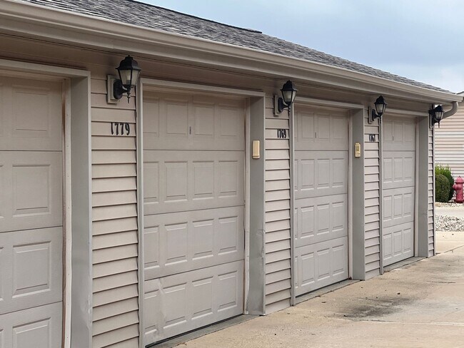 Building Photo - Beautiful 2 Bedroom 2.5 Bath Condo With Loft Space!