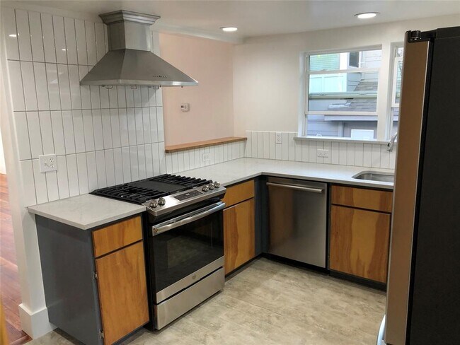 Building Photo - 2004 Rosewood Ave