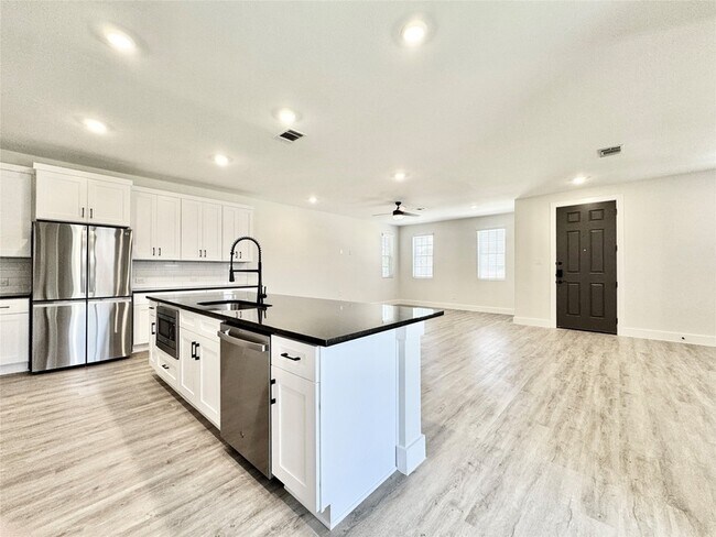 Building Photo - 8736 Kington